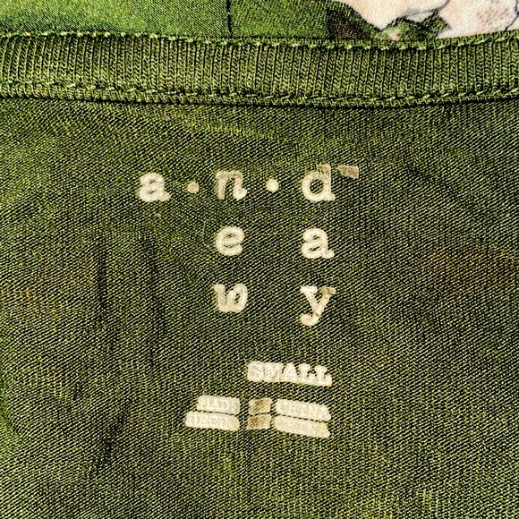 🍀 4/$20 Green, floral, wrap top. Size S - Picture 3 of 6